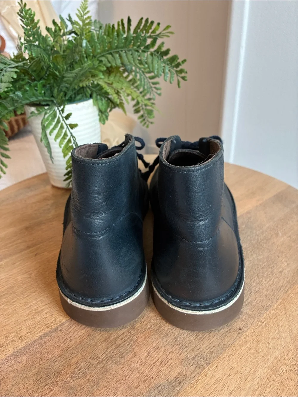 Clark’s Dark Blue Leather Chukka Boots in Excellent Condition 7.5